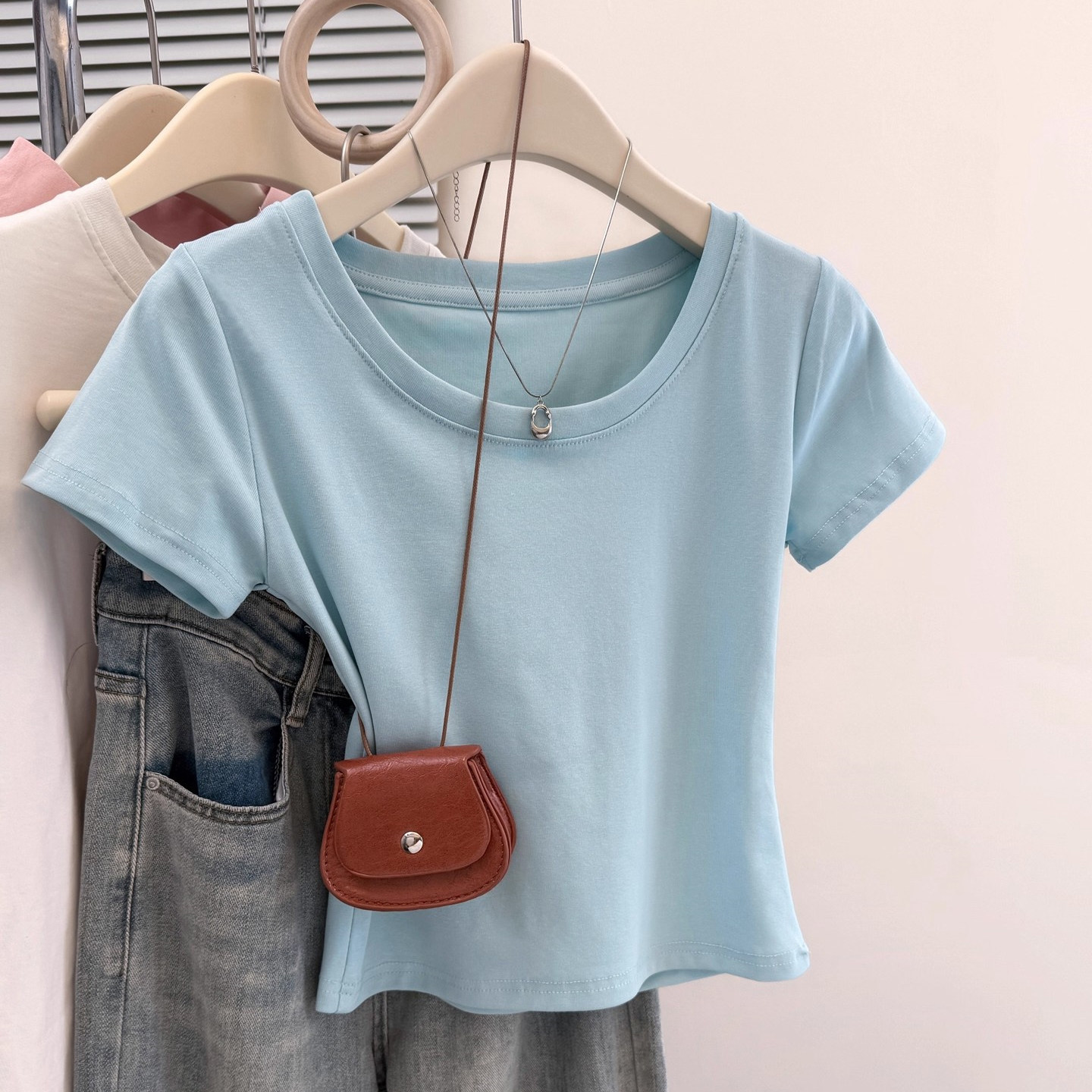 女性向けの半袖、Uネック、オフショルダーのTシャツ。早春から夏にかけて最適です。スリムフィットで、スタイルアップ効果があり、セクシーな印象を与えます。