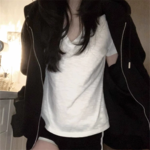 Белая бамбуковая летняя приталенная приятная телу футболка, V-образный вырез