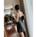 DMON màu đen mỏng mỏng backless dây đeo váy nữ mùa xuân và mùa hè mới a-line PU da váy ngắn hông túi - A-Line Váy