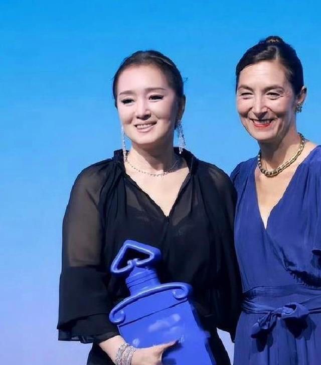 巩俐六十岁近况曝光:皮松发缝宽了,底气却一点没丢 - 热点聚焦 - 淘江湖