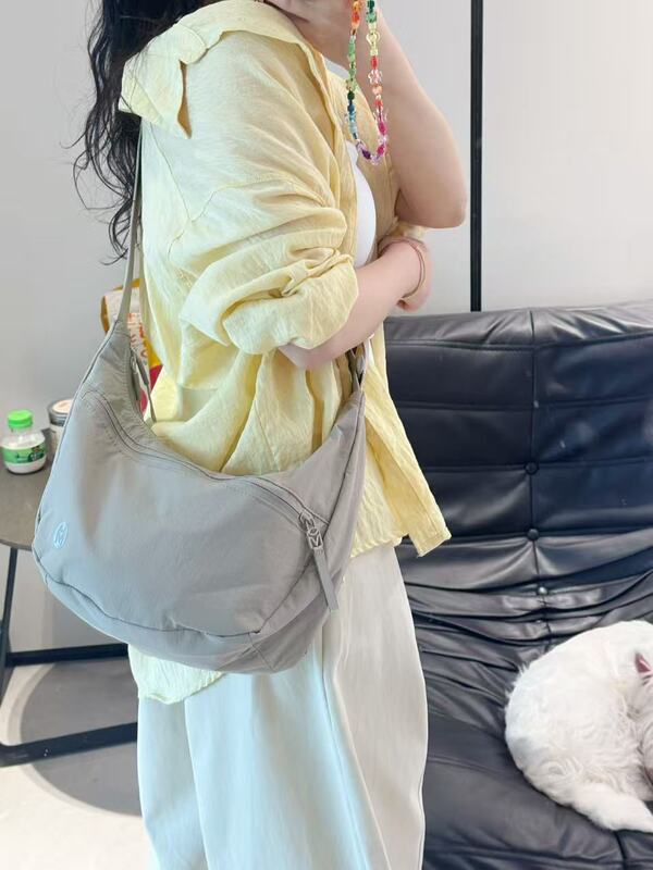 Best-Selling Horn-Shaped Crossbody Bag, Suitable for Both Men and Women, Cloud-Like Commuter Bag, 35cm Golden Size Best-Selling Horn-Shaped Crossbody Bag, Suitable for Both Men and Women, Cloud-Like Commuter Bag, 35cm Golden Size