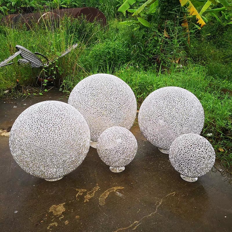 Creative stainless steel real estate demonstration area waterscape garden hotel simple modern lawn hollow ball simple sculpture