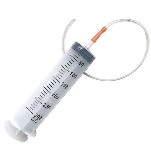 Вместительный и большой шприц, моторное масло, 500 мл