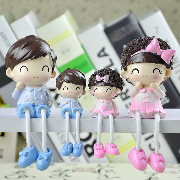 European-style home decoration small ornaments living room background wall decoration resin hanging foot doll family of four creative