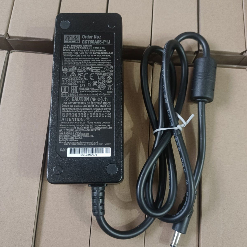 Taiwan Mean Well Power Adapter Gst60A05-P1J 30W5V6A 3-Pin Energy Efficiency Vi with Cable Taiwan Mean Well Power Adapter Gst60A05-P1J 30W5V6A 3-Pin Energy Efficiency Vi with Cable