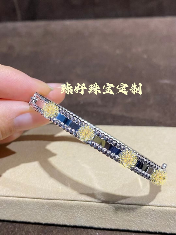 New 18K White Gold Rose Gold Narrow Kaleidoscope Bracelet with Wide Beaded Edge and Full Diamond Inlay for Women New 18K White Gold Rose Gold Narrow Kaleidoscope Bracelet with Wide Beaded Edge and Full Diamond Inlay for Women
