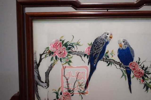 Gu's handmade Suzhou embroidery double-sided embroidery parrot ດອກກຸຫລາບແລະນົກ ຕາຕະລາງແບບຈີນອອກແບບຫນ້າຈໍເຮືອນ