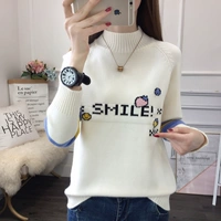 Клубника, белый флисовый свитер