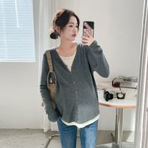 Vêtements de maternité faux deux pièces col en V tricoté gris style coréen printemps automne et hiver T-shirt couche de base avec manteau cardigan et pull