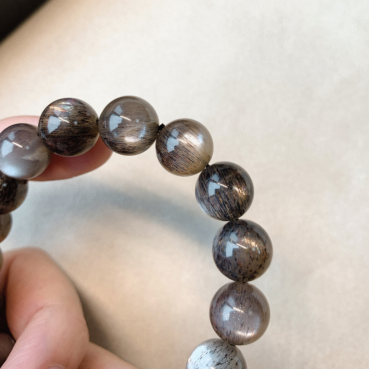 The small crowd of crystals each is gold and silver eyes black backbone sunstone hand-string men and women handmade gifts