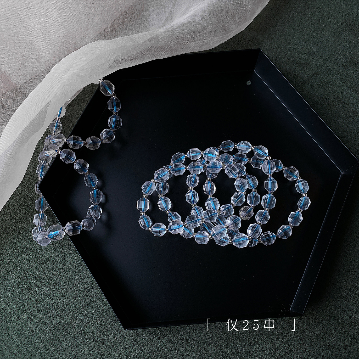 Ultra-niche design with only 25 strings to finish off the frame clear to the cut of the cut white crystal bracelet in the bones