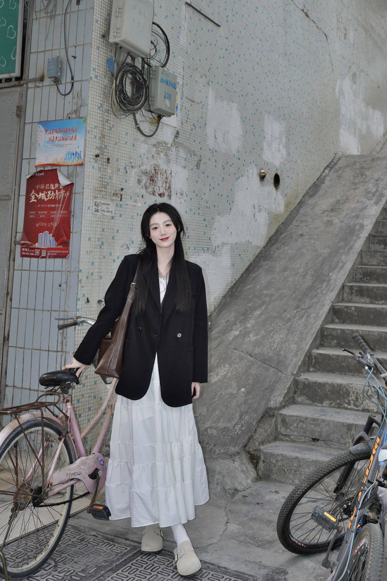 Черный пиджак в стиле ретро с прямыми плечами в гонконгском стиле, стиль дизайна, раздвоенный темперамент, свободный, маленький, костюм высокого класса