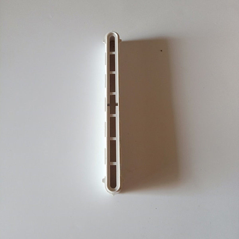 Surf board new central tail slot