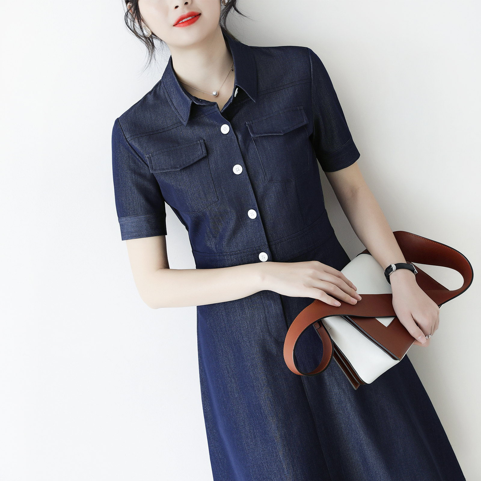 The upper body is age and fashionable. Don't wear shirt collar in the middle - long - cowboy blue dress woman