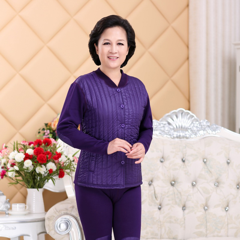 . Trung niên ông già già ấm đồ lót và phụ nữ mở dày cộng với nhung cardigan để thiết lập cửa mở.