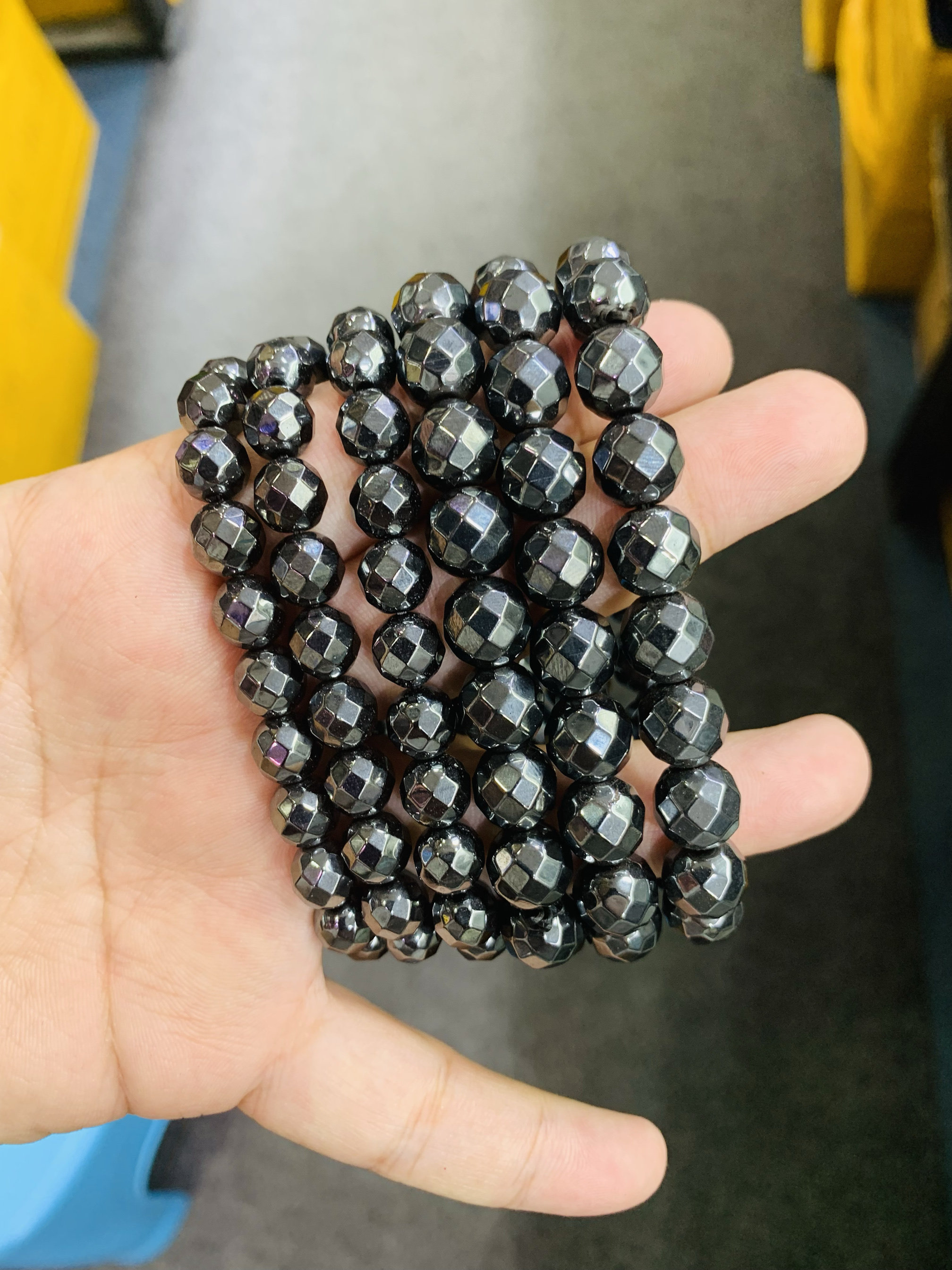 天然ヘマタイトとカルセドニーのブレスレット。8～12mmのファセットカット。ユニセックス。誕生日プレゼントに最適。