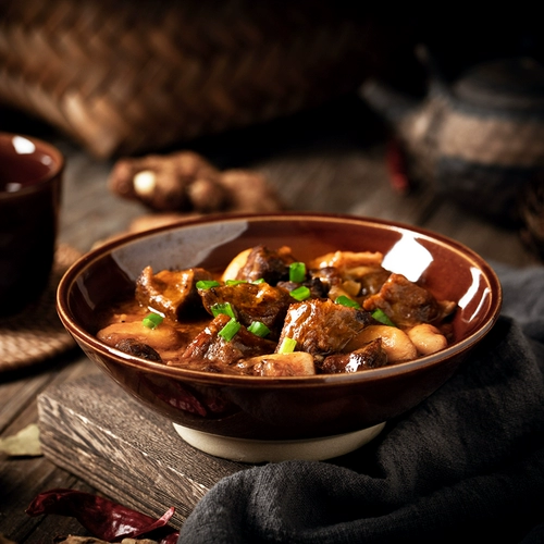 Придуманная миска с мисками из мясо из сливового мяса Специальная миска с старой модной миской с древней ветром толстой миски из почвенной посуды.