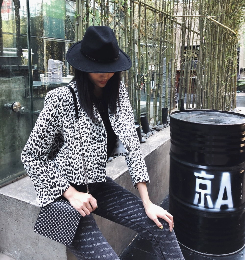 Phụ nữ châu Âu và thời trang mới phong cách đường phố siêu linh hoạt màu đen và trắng họa tiết da báo retro ngắn phù hợp với áo khoác - Business Suit