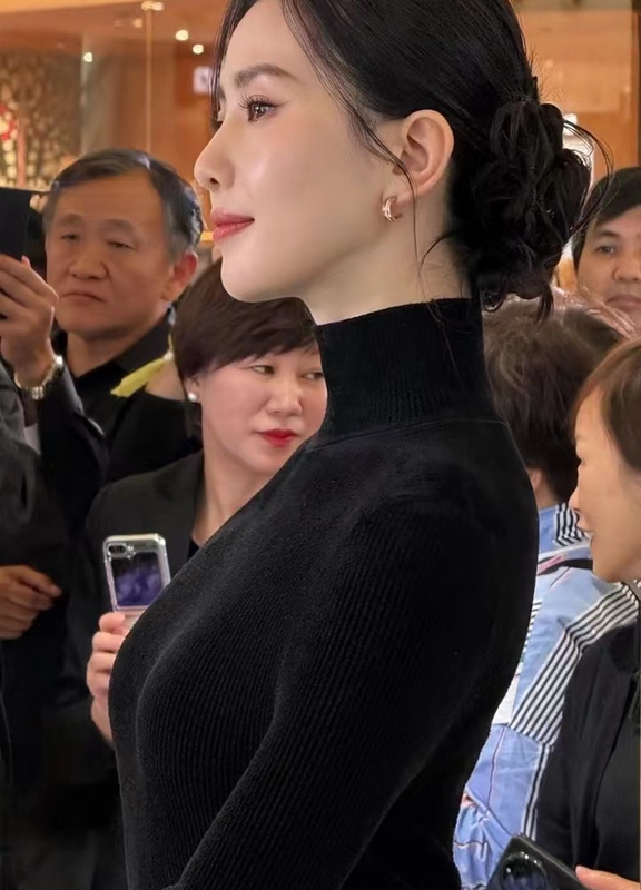Liu Shishi Style Black Base Layer Women's 25 Autumn/Winter Seamless 100% Pure Cashmere Sweater Half Turtleneck Tight-Fitting Women's Sweater