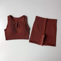 Цветной бюстгалтер, шорты, V-образный вырез