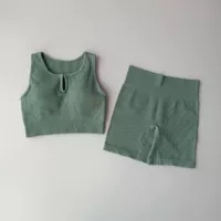 Зеленый бюстгалтер, шорты, V-образный вырез