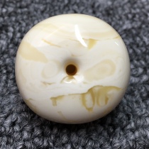 Xiaogui beeswax natural raw ore Russian white wax Tibetan buckle beeswax pendant beeswax sweater chain