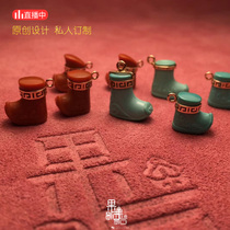 (Fruit stone) Natural original ore high porcelain turquoise flat Qingyun boots South red green pine carving inlaid 18K gold