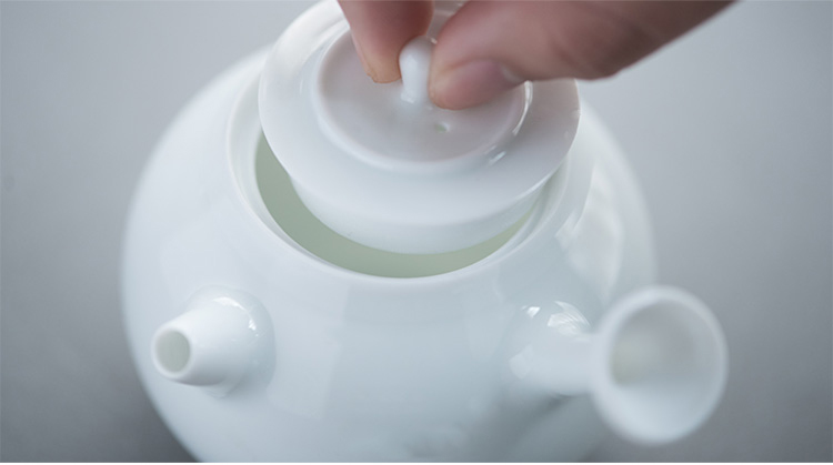 Sweet white glazed ceramic story ball hole side pot teapot tea white porcelain craft ceramic filter household utensils