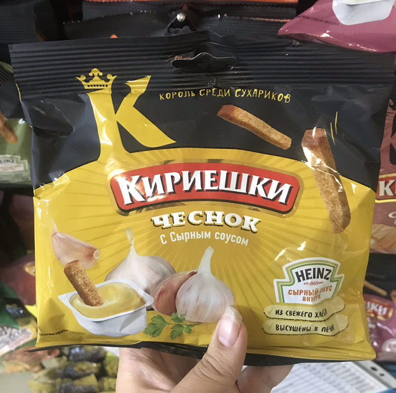 Russian supermarket to procure snacks and garlic bread dried garlic-hibiscus bread slug leba dry to send garlic sauce