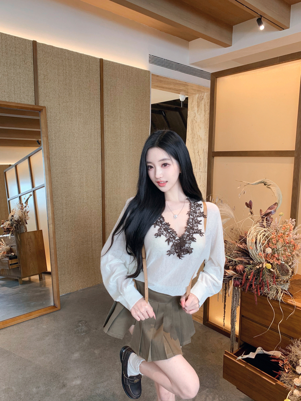 Ye Jia Nailah'Light White Weave' Royal Alpaca Merino Wool Loose V-Neck Slightly Sheer Sweater Base Layer Ye Jia Nailah'Light White Weave' Royal Alpaca Merino Wool Loose V-Neck Slightly Sheer Sweater Base Layer
