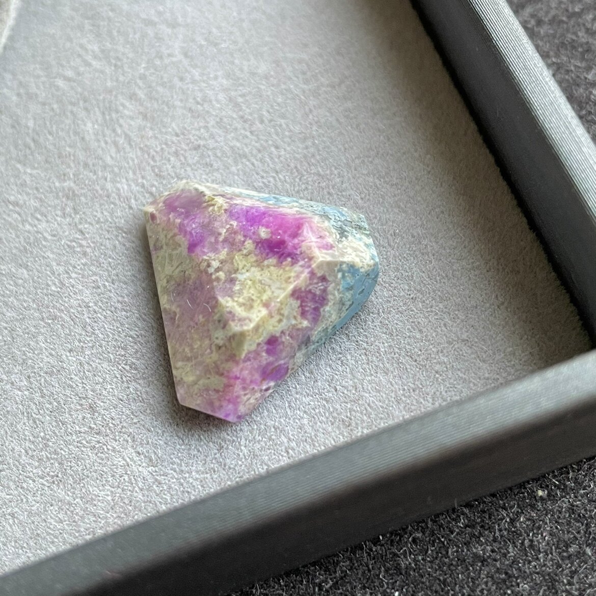 醒走 天然舒俱来老料桃红蓝樱花蛋花切面三角牌裸石刻面随型吊坠