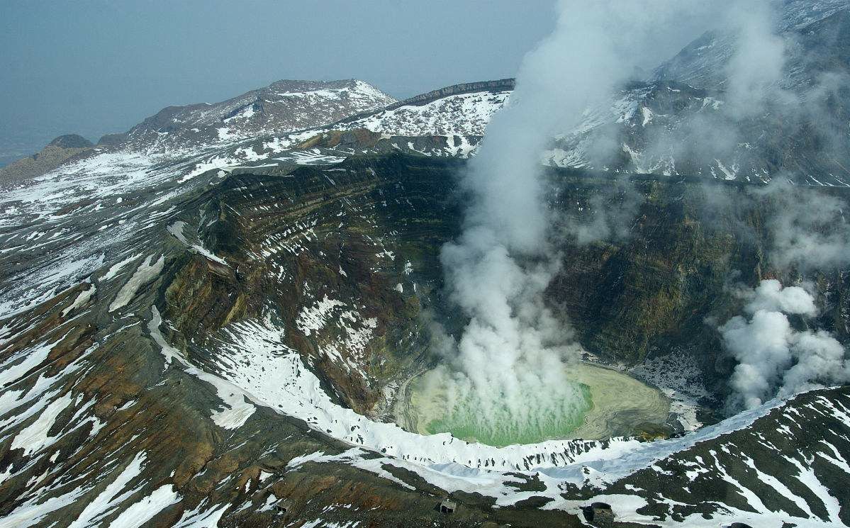 日本浓烟滚滚的火山,每年吸引百万人观赏13