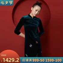 (Mustard original)Fuyou Chinese style stand-up collar retro velvet heavy industry embroidery improved cheongsam dress female