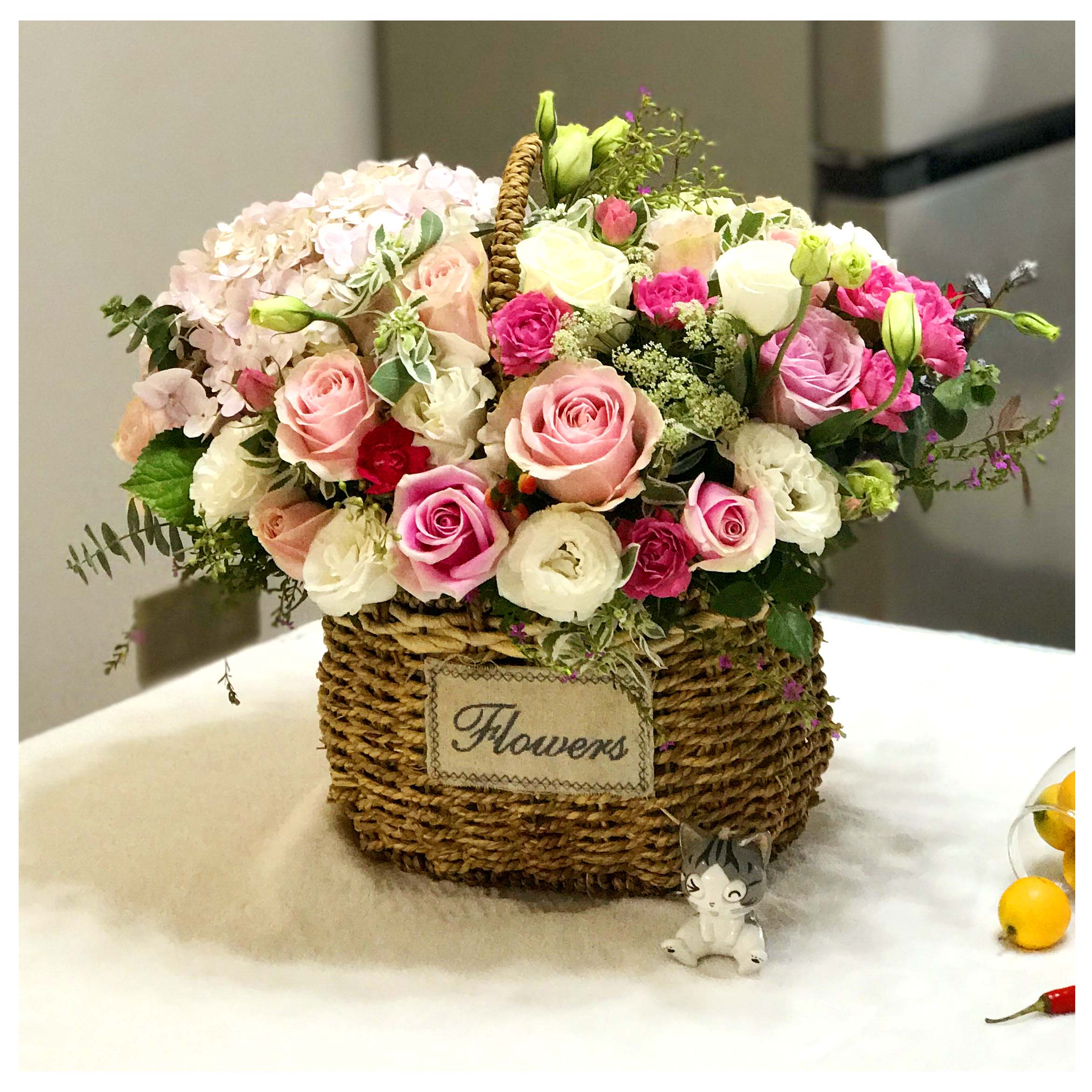 Rose embroidered ball mixed with portable flower basket high-end birthday blessings Hangzhou Zhuzhou Changsha Tongcheng flowers express