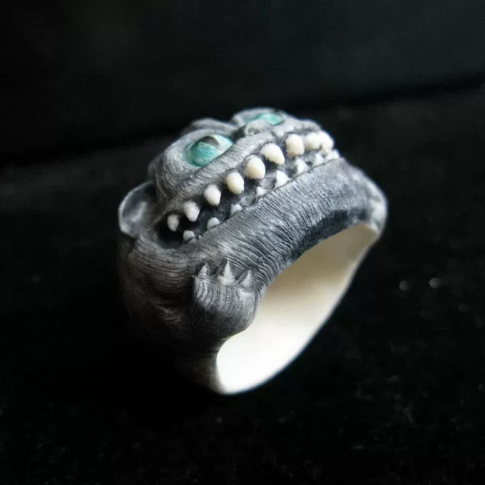 翻箱猫 ® Croissant Ring Black Cat Blue Eyes Natural Pigment Coloring Hand Carved Magic Cat Like Finger M301