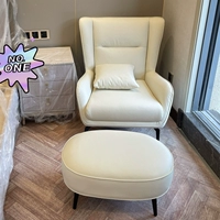 На белом кресле с комбинацией педалей ног [симуляционная кожа]