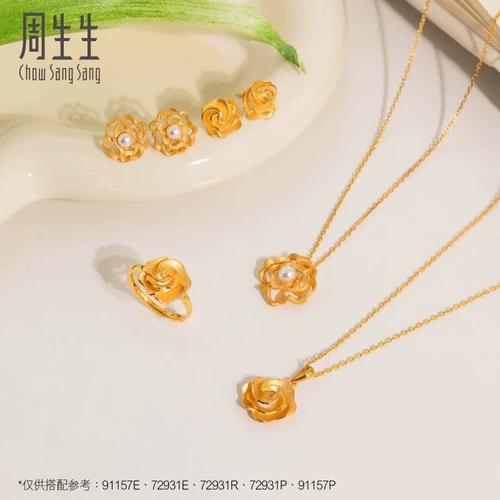 周生生 Золотые серьги из жемчуга