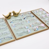 Металлическая система хранения, солнцезащитные очки, стенд