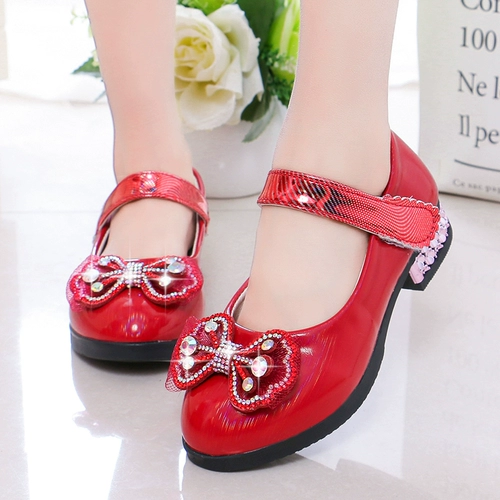 Маленькая кожаная туфли для девочек Princess Shoes 2024 Весна и осень новая мягкая база в мягком дне, большие дети заострены на высоких уровнях обуви для обуви для студентов