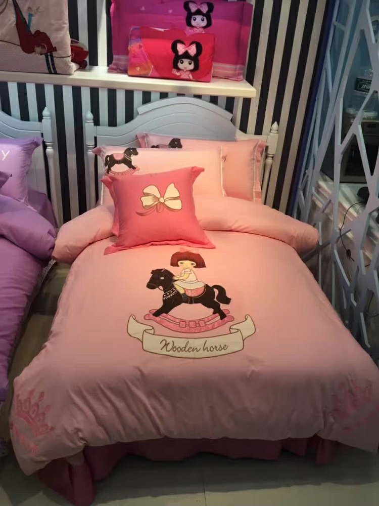 Cotton trẻ em bốn mảnh bộ thêu tấm chăn che bé gái dễ thương hoạt hình thêu giường bông - Bộ đồ giường bốn mảnh bộ chăn ga gối đệm cute