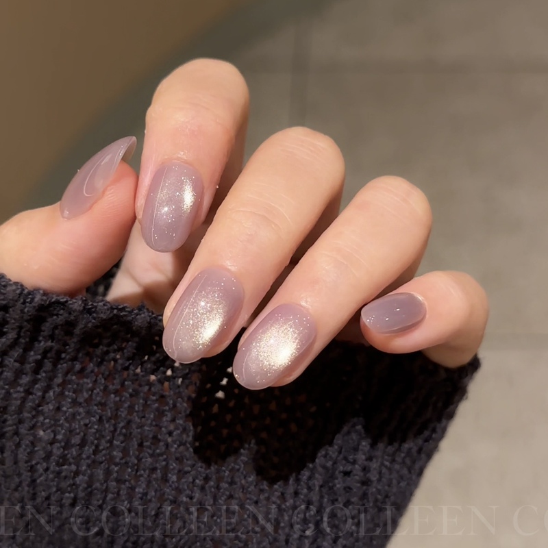 [Very Charming] Colleen Wears Short Purple Cat-Eye Nail Polish in a Smoky Purple Color That Makes the Skin Look Fairer
