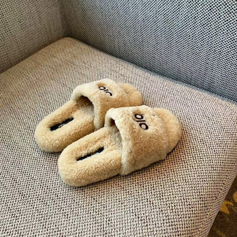 2025 New Style Furry Slippers for Women, Outdoor Wear, Lamb Wool, Fur Integrated, Letter Design, Casual Thick-Soled Slip-On Slippers 2025 New Style Furry Slippers for Women, Outdoor Wear, Lamb Wool, Fur Integrated, Letter Design, Casual Thick-Soled Slip-On Slippers