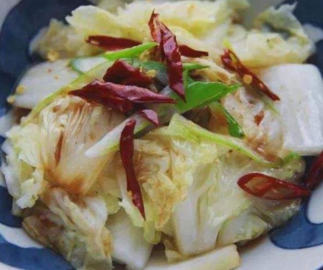 炒白菜时,别直接下锅炒,大厨教你这样做