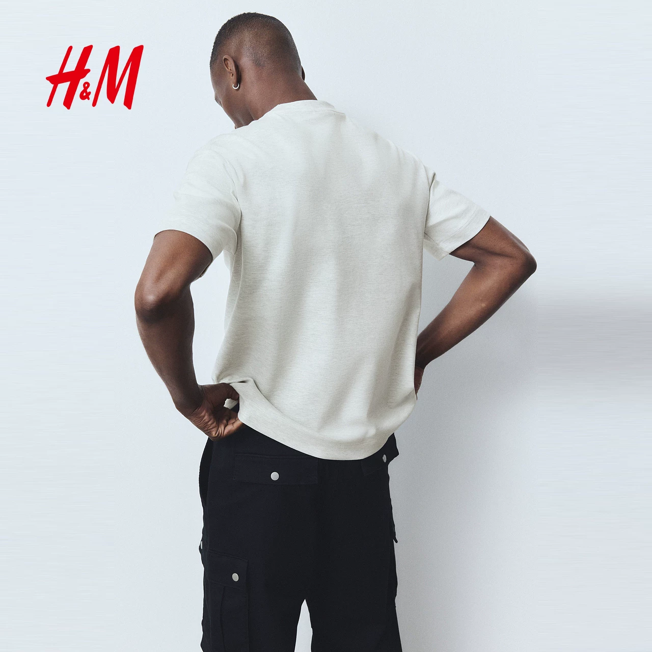 Body-friendly soft comfortable base T-shirt with a round collar, oversize