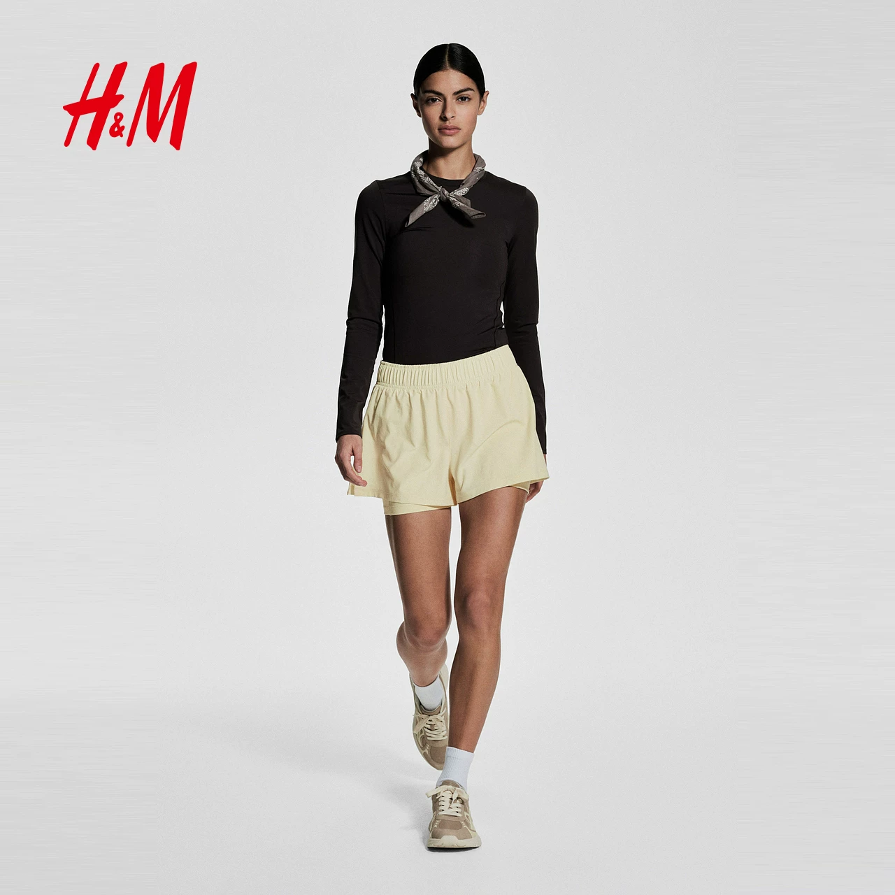 【H&M MOVE DryMove™】Летние женские шорты для бега с двойным слоем 1257849