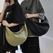 Messenger bag men's 2020 new Korean fashion couple Joker shoulder bag women's large capacity travel dumpling bag