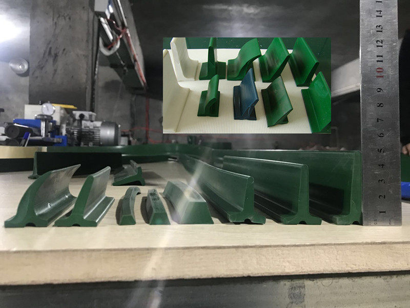 Conveyor belt plus baffle conveyor belt PVC green white industrial assembly line plus T-type baffle clapboard plus retaining edge