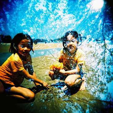 LOMO camera Holga 120N rò rỉ ánh sáng thạc sĩ nhựa màu đen ống kính nhựa có thể được kết nối với màu flash máy ảnh retro