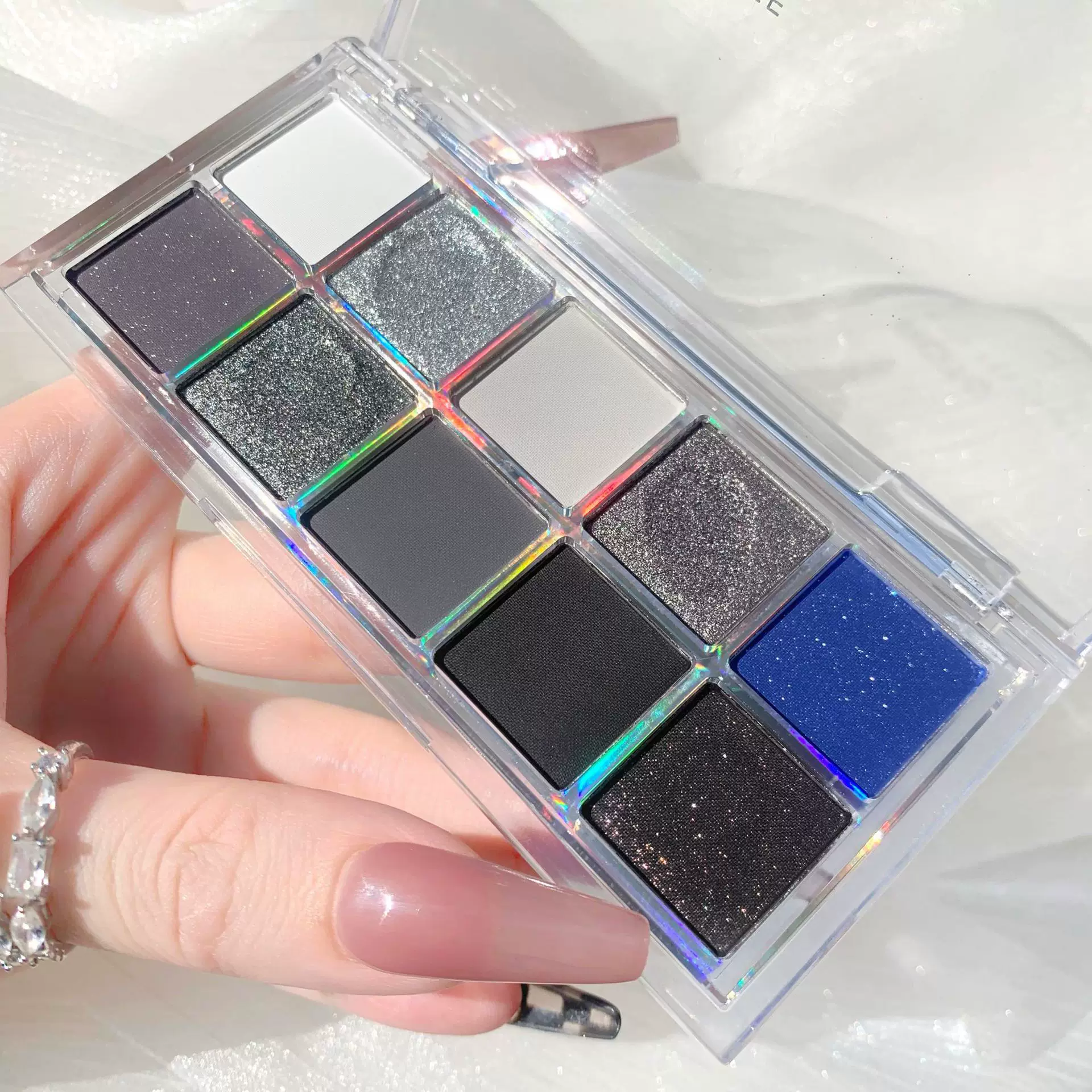 ROTO Smoky makeup light European and American style silver horn king eyeshadow palette black blue cool tone cement palette niche brand