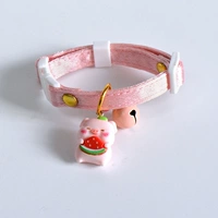 Маленькая свинья есть арбуз